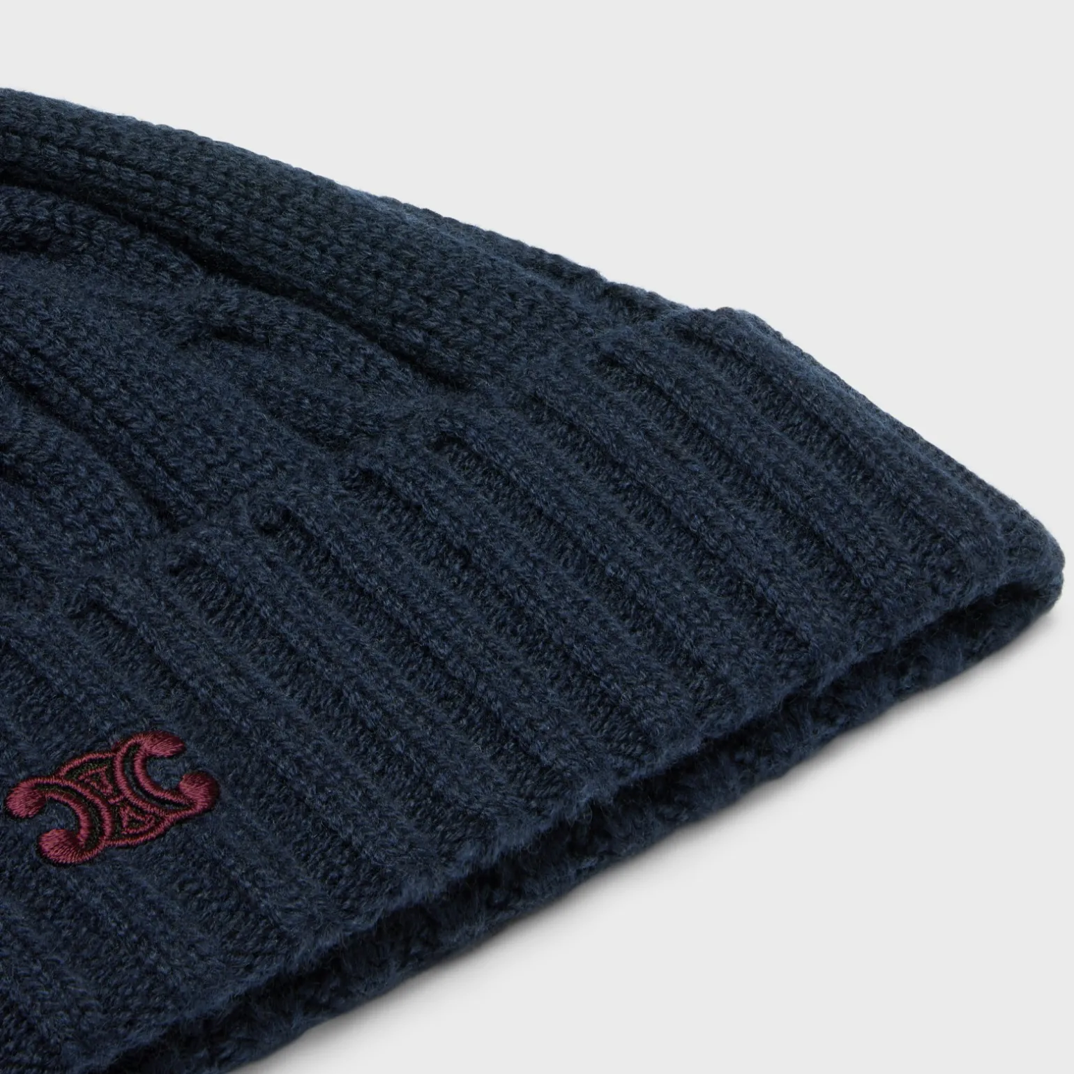 cable-knit triomphe beanie in cashmere