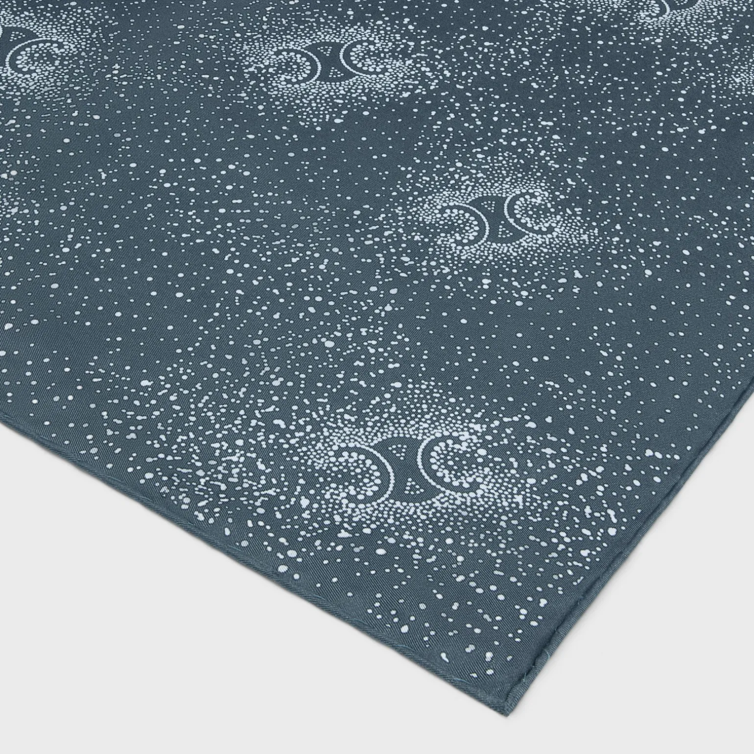 square in triomphe explosion silk twill