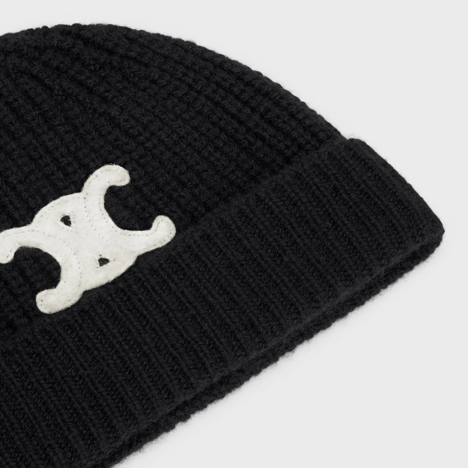 TRIOMPHE BEANIE IN SEAMLESS CASHMERE
