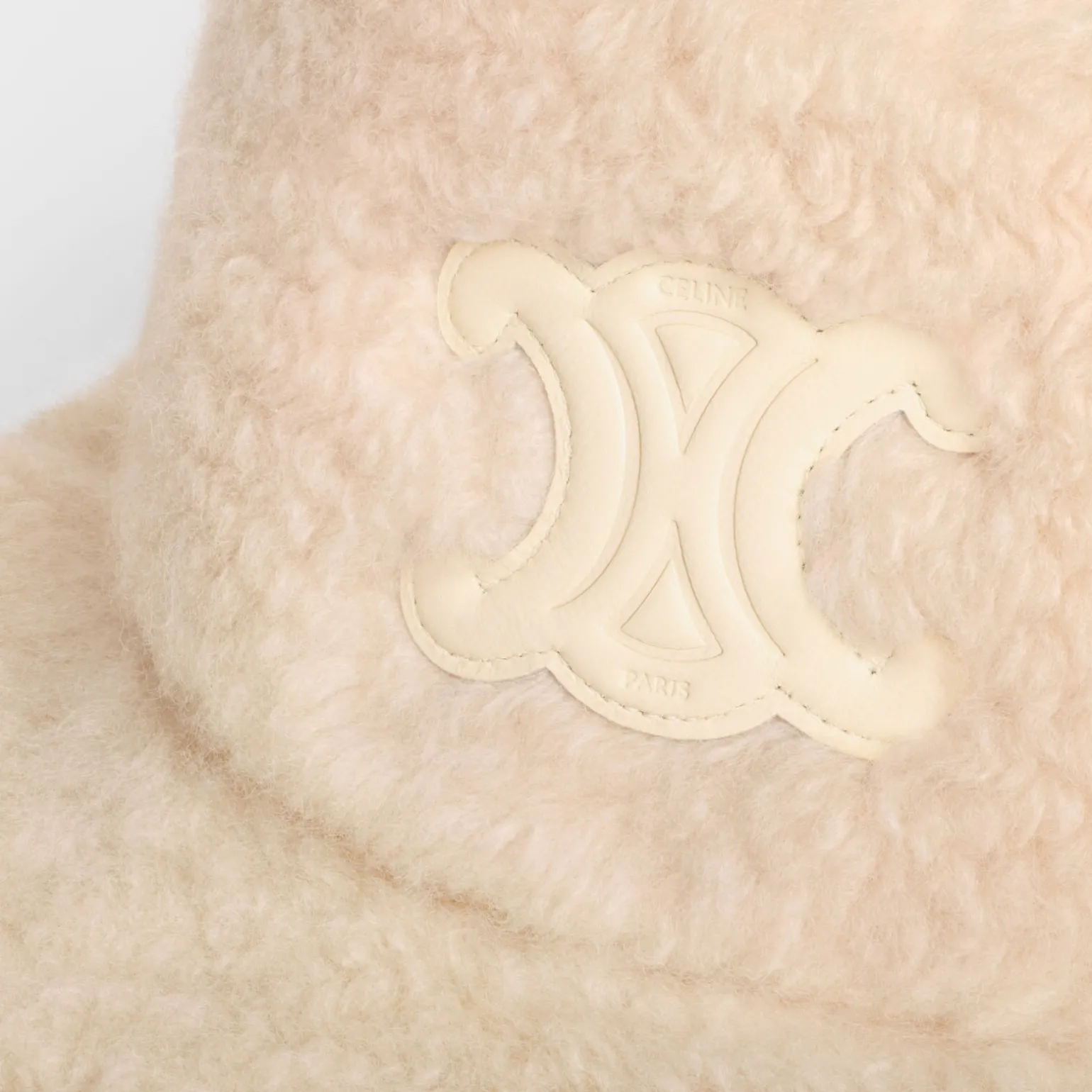 Triomphe bucket hat in Sherpa cashmere