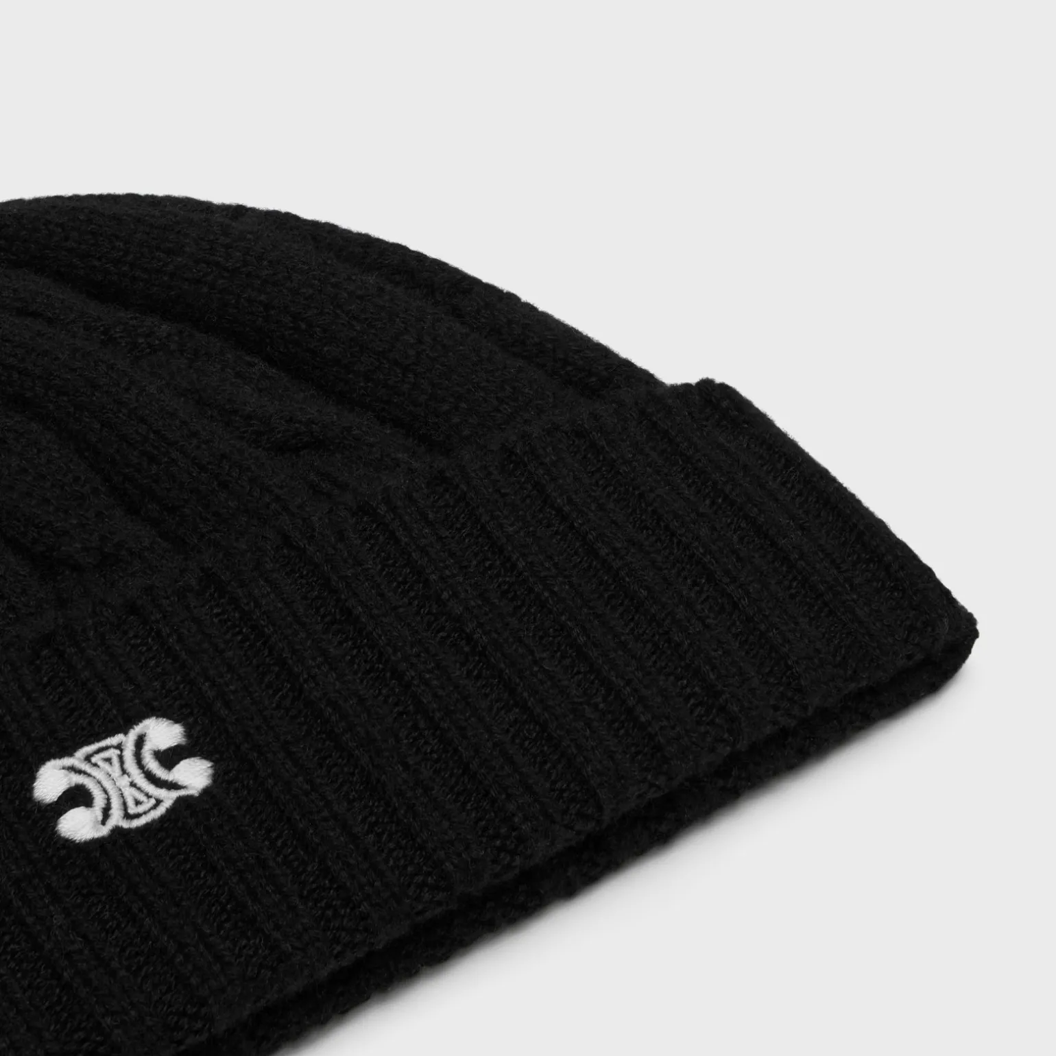 triomphe cable-knit beanie in cashmere