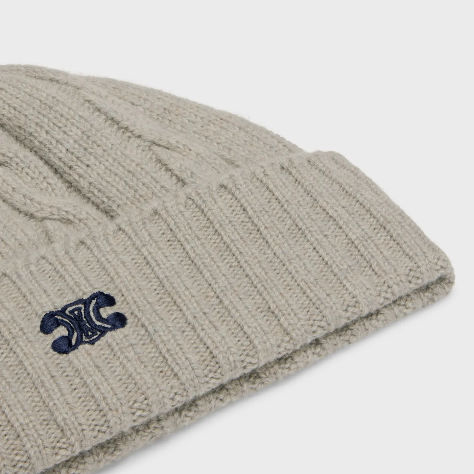 triomphe cable-knit beanie in cashmere