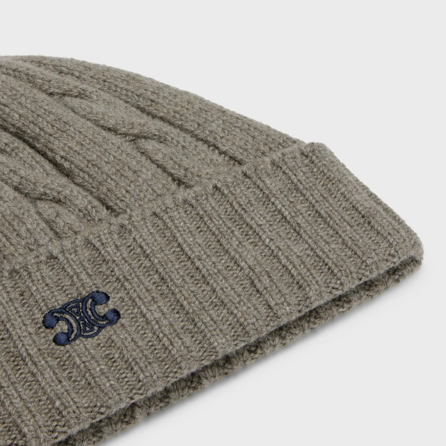 triomphe cable-knit beanie in cashmere
